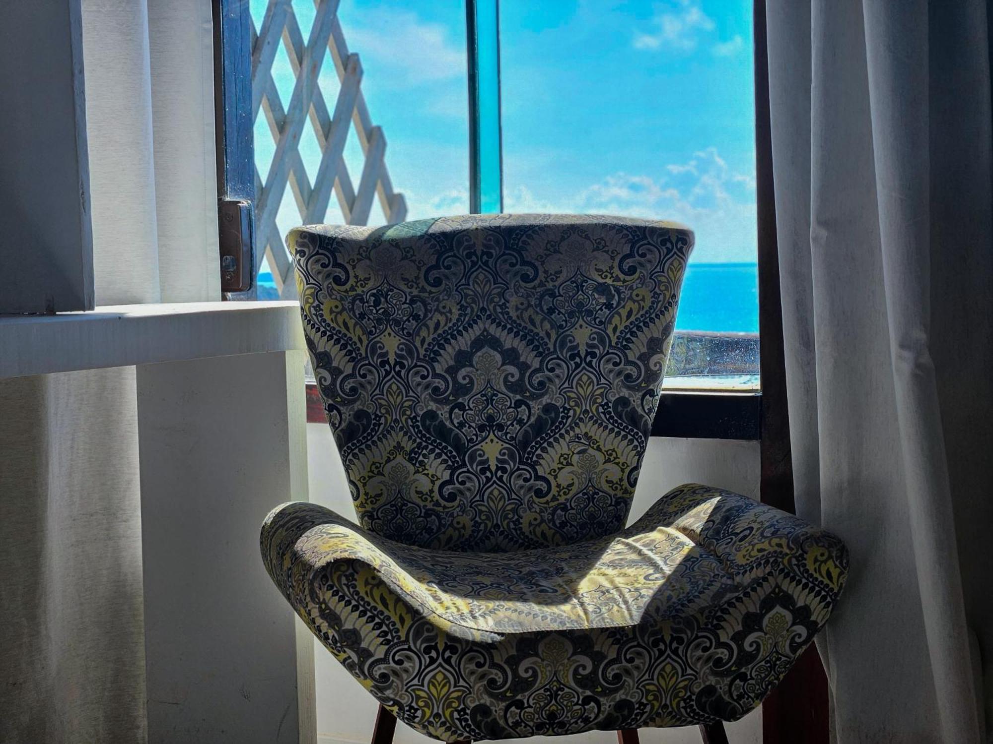 Bliss Hotéis Bella Vista Búzios Exterior foto A chair in a hotel room