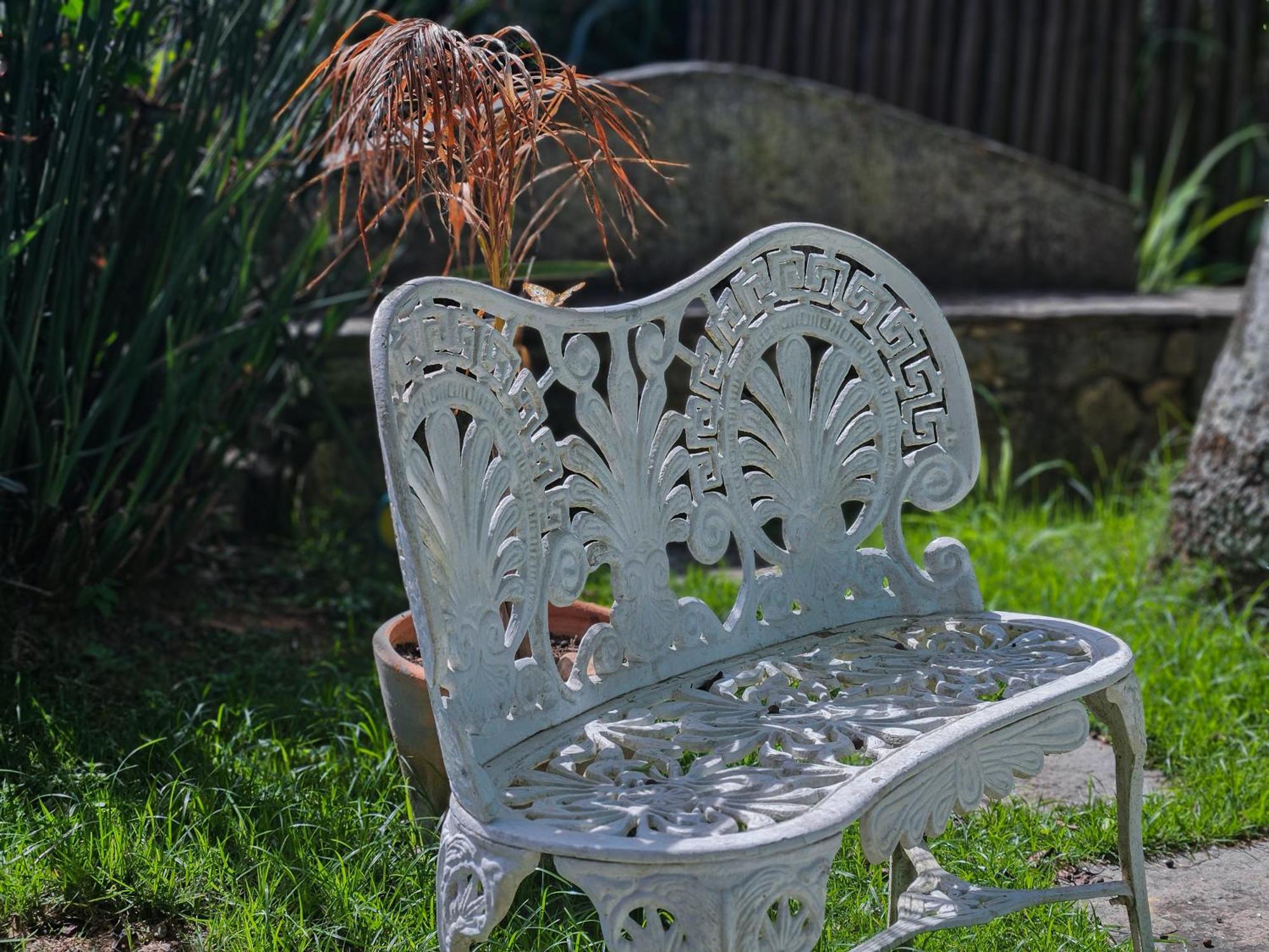 Bliss Hotéis Bella Vista Búzios Exterior foto Cast iron bench
