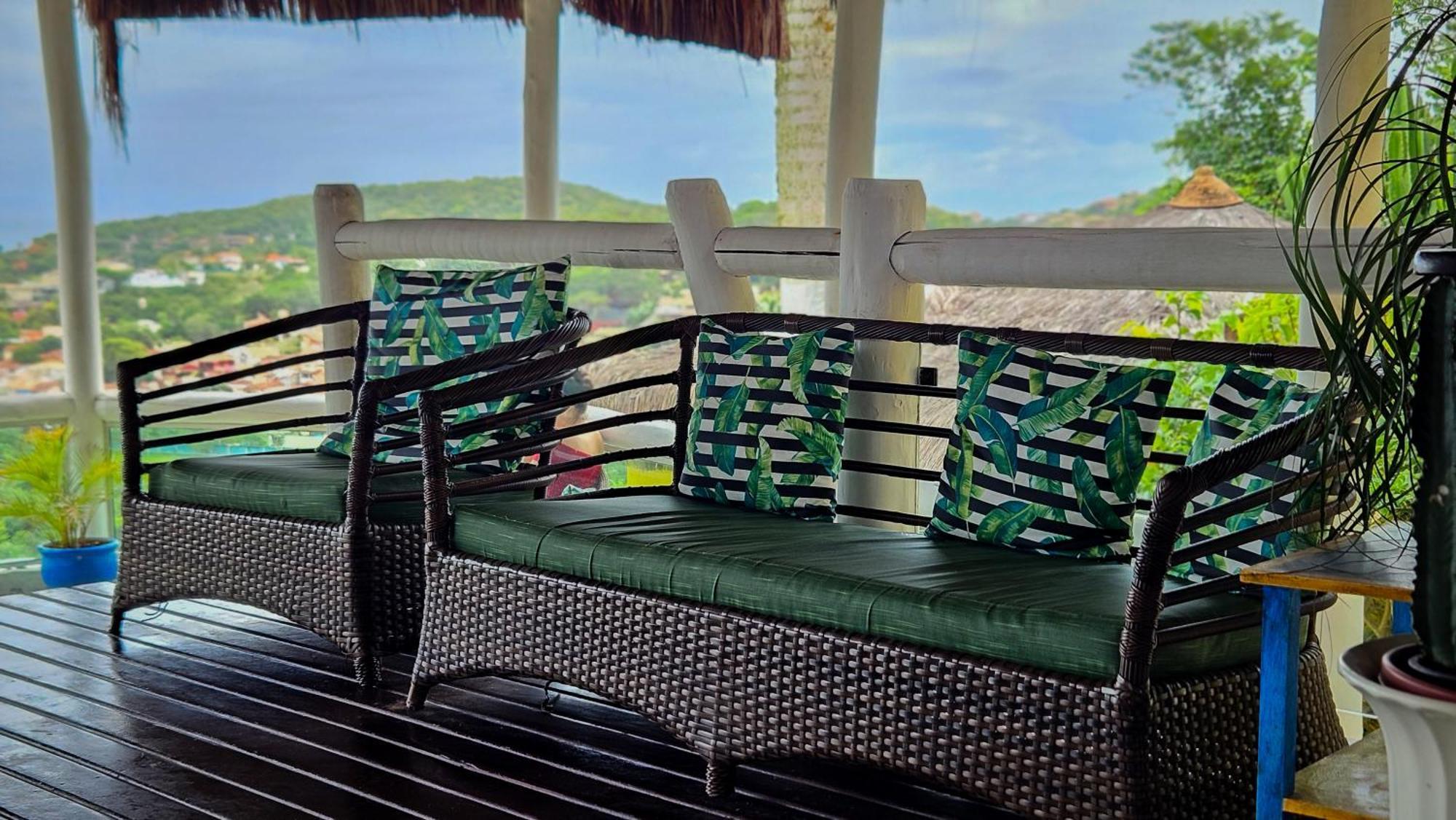 Bliss Hotéis Bella Vista Búzios Exterior foto A rattan sofa